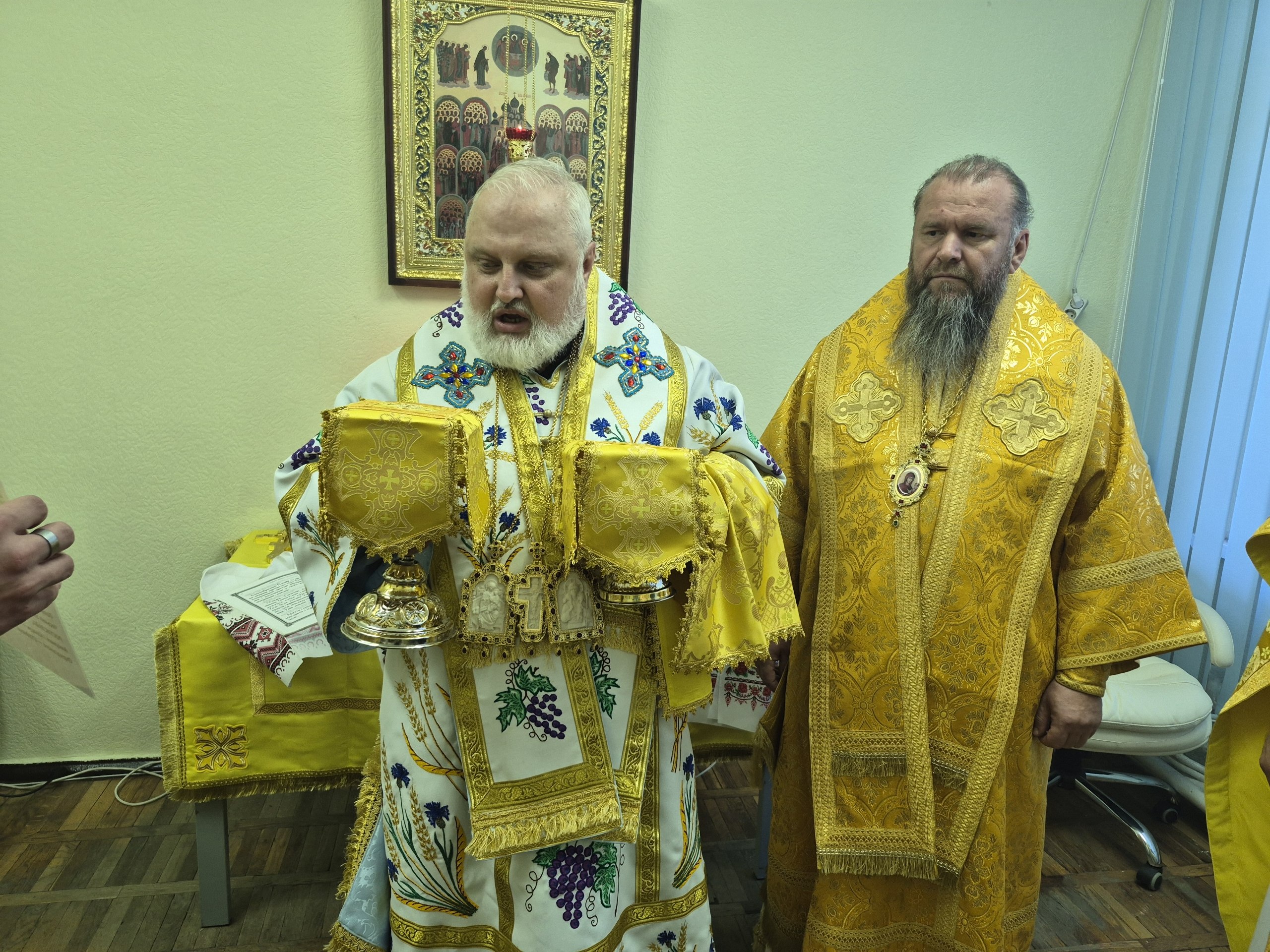 25 липня, Святійший Патріарх Київський і всієї Руси-України Никодим звершив Божественну Літургію в тимчасовому приміщенні парафії Всіх Святих м. Києва